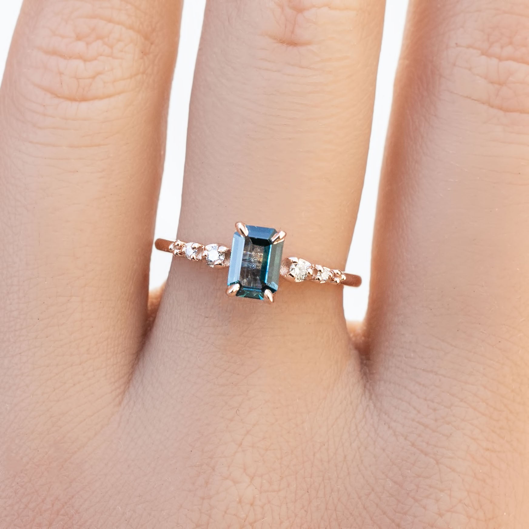 【一点物】エステルリュクスリング ・0.75ct・加熱モンタナ産ブルーサファイア・K14RG