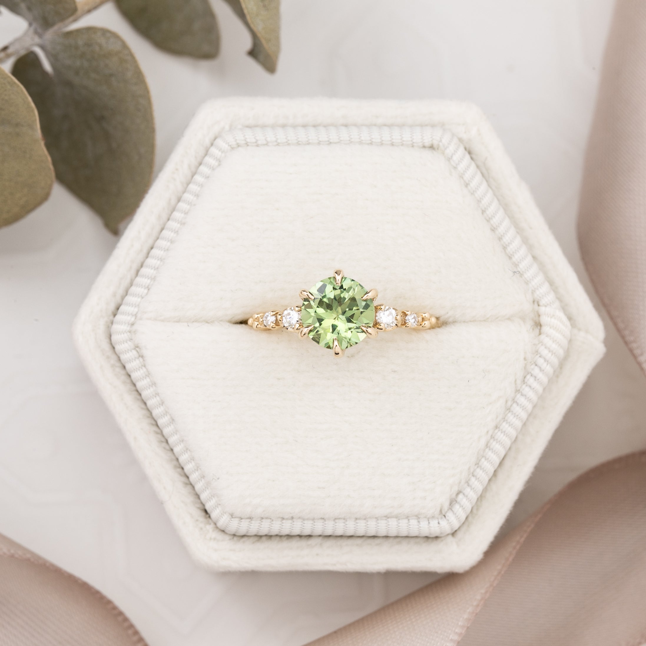 【一点物】エステルフルールリング ・1.36ct・加熱モンタナ産グリーンイエローサファイア・K14YG