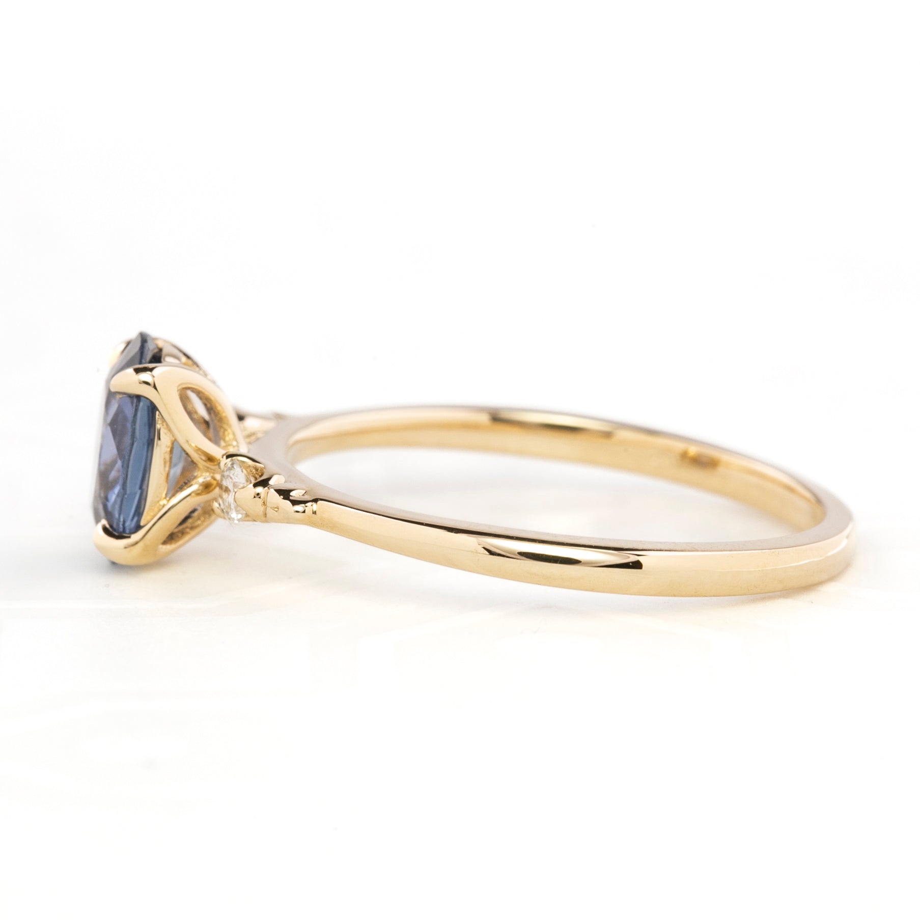 Estel Ring, 1.06ct Srilanka Sapphire, oval shape gemstone