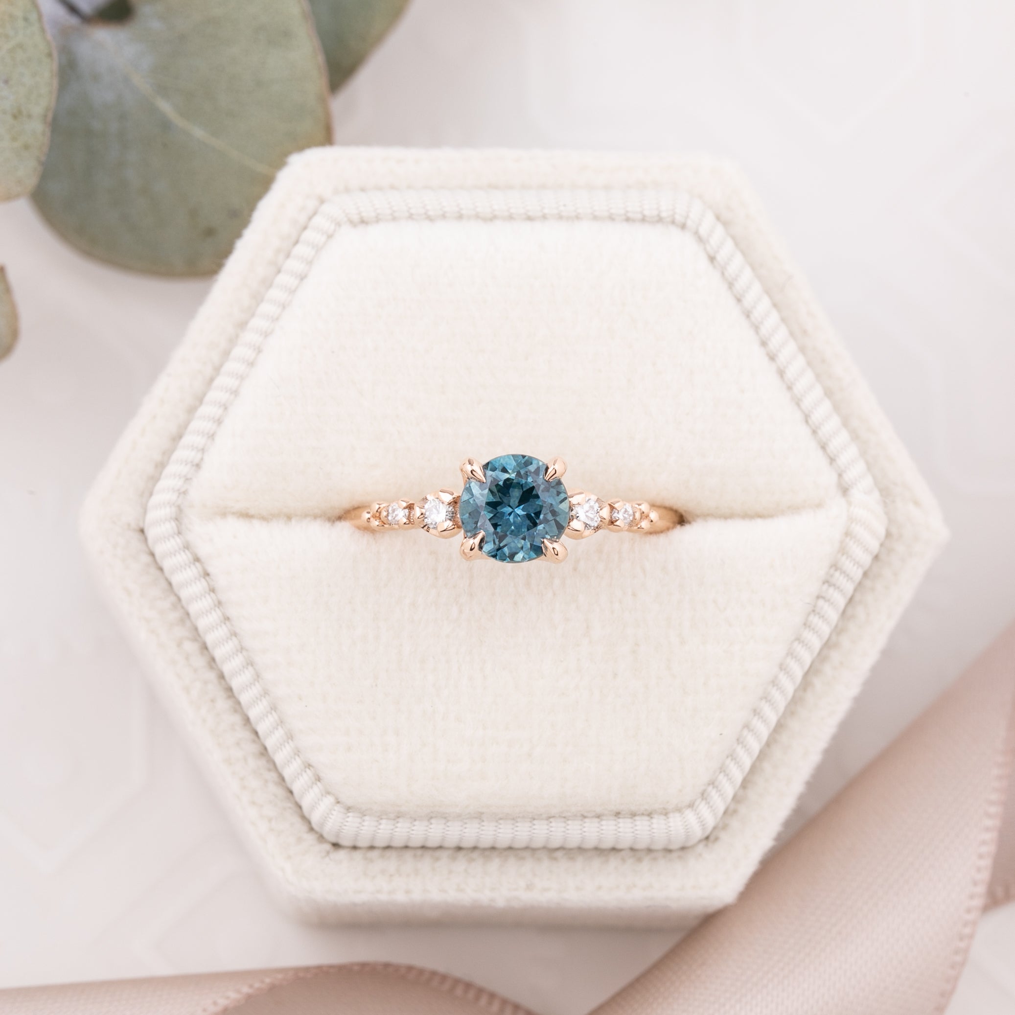 【一点物】エステルリュックスリング ・1.11ct・加熱モンタナ産ティールブルーグリーンサファイア・K14RG