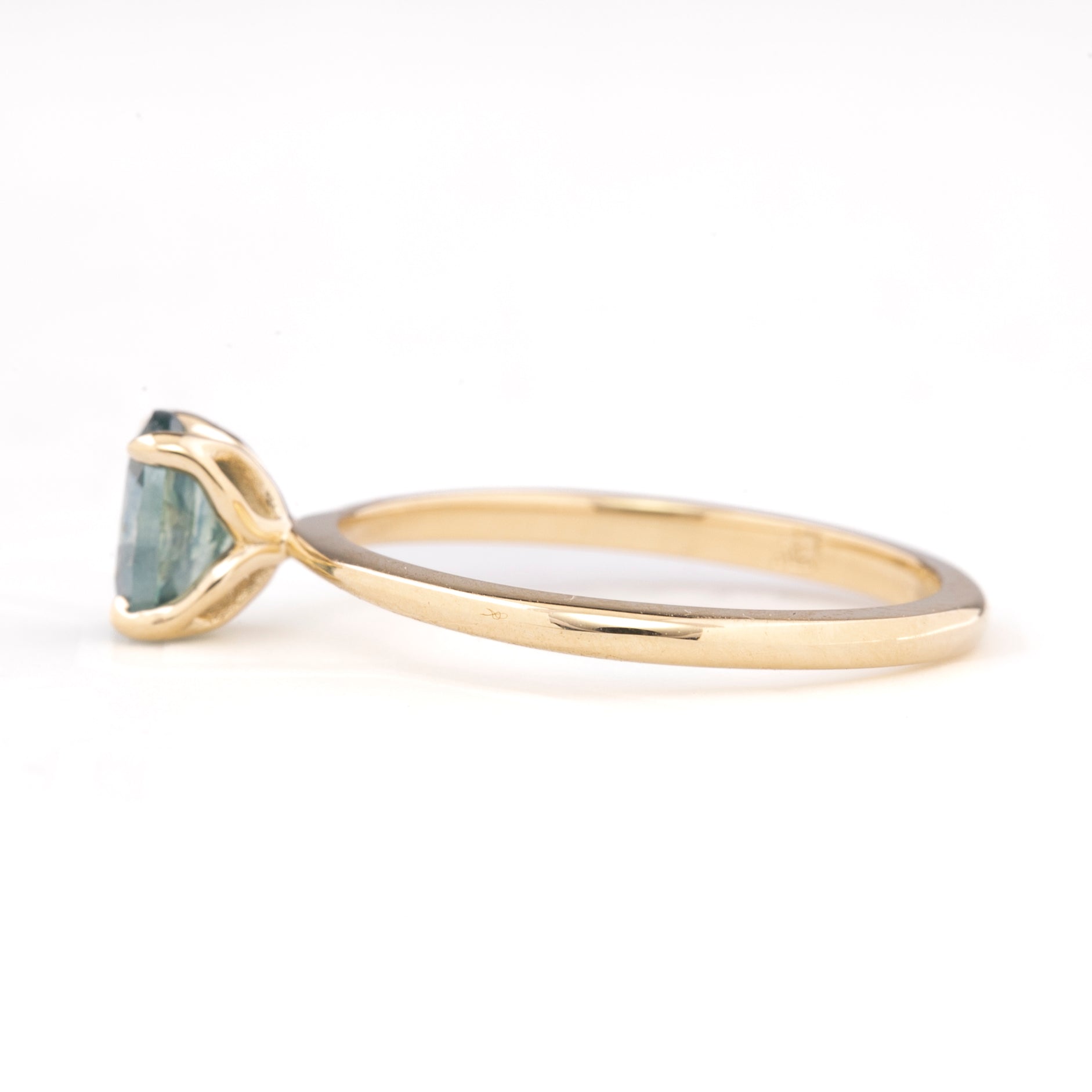 Sara Ring, 0.90ct Montana Sapphire, oval shape gemstone