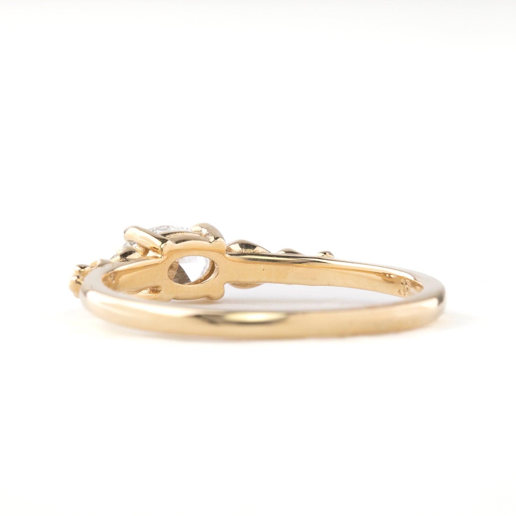 Estel Fleur Ring (East-west), 0.40ct Oval Diamond