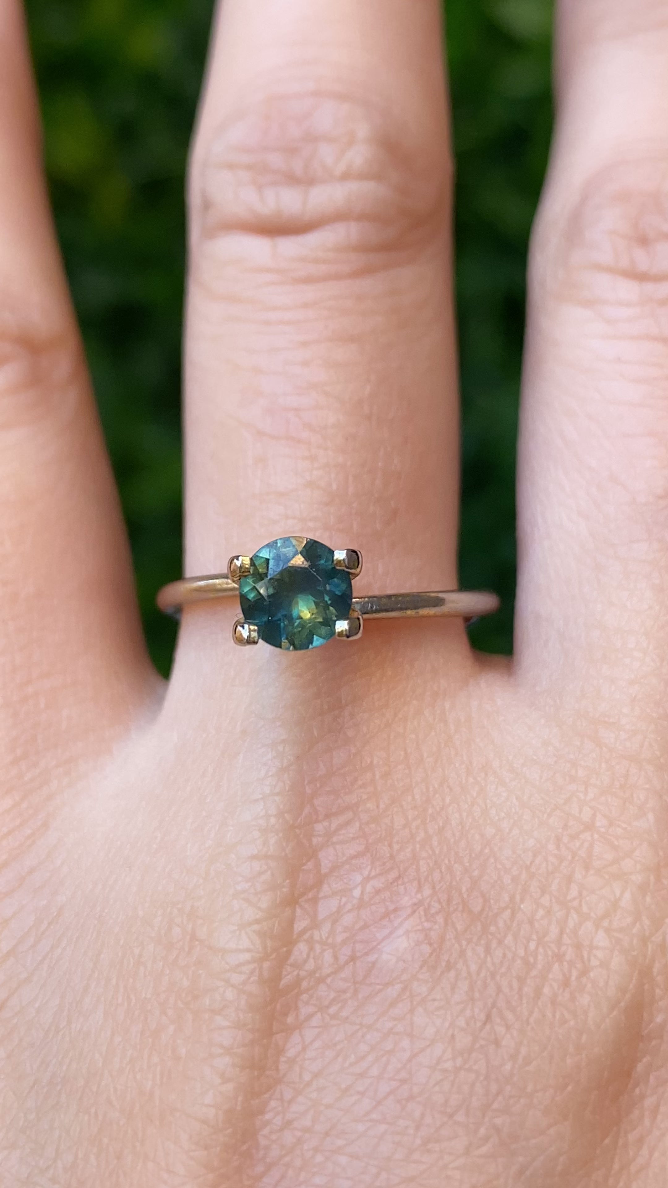 0.97ct Round Cut Parti Green Yellow Montana Sapphire SR331