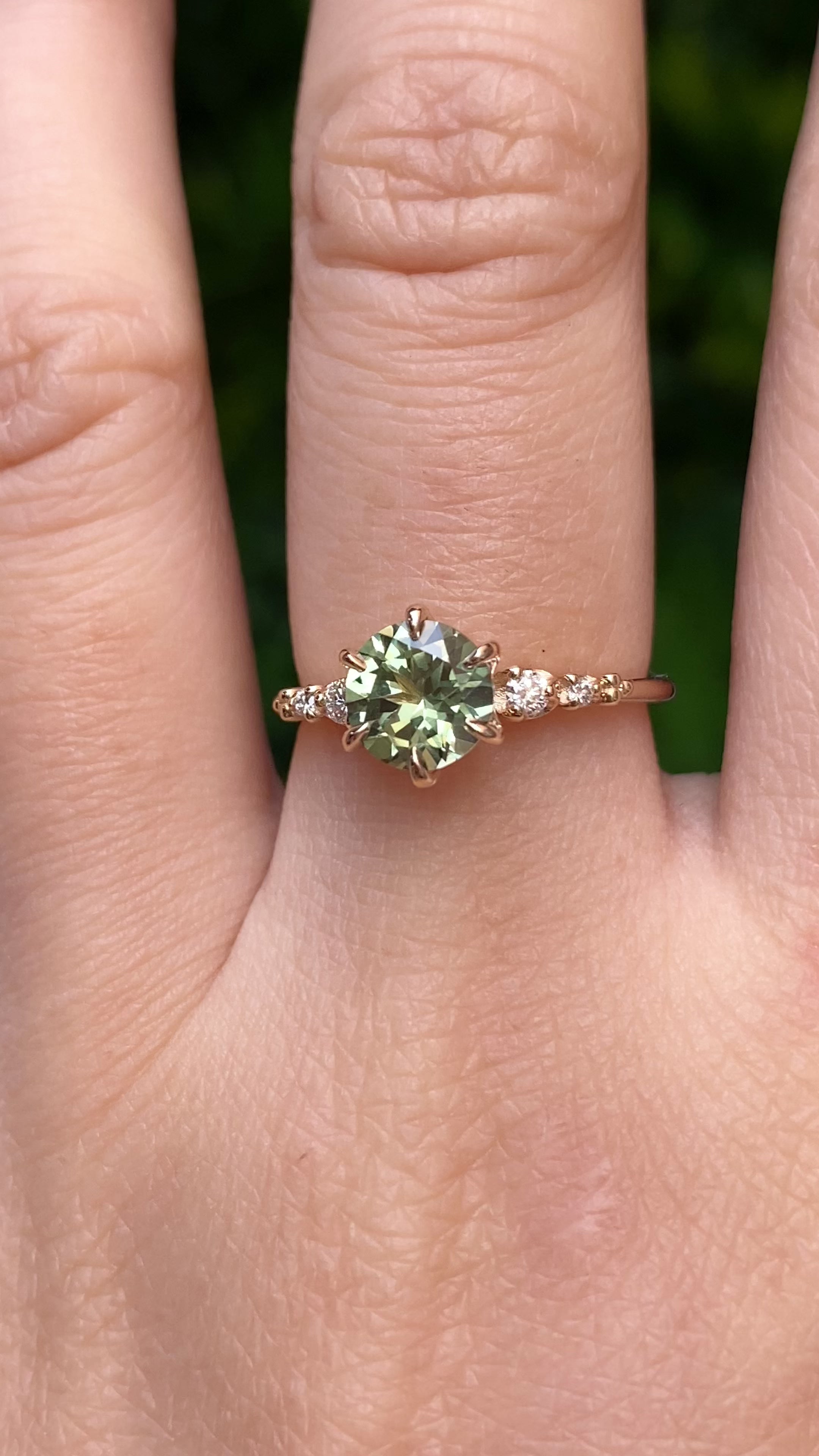 【一点物】エステルフルールリング ・1.36ct・加熱モンタナ産グリーンイエローサファイア・K14YG