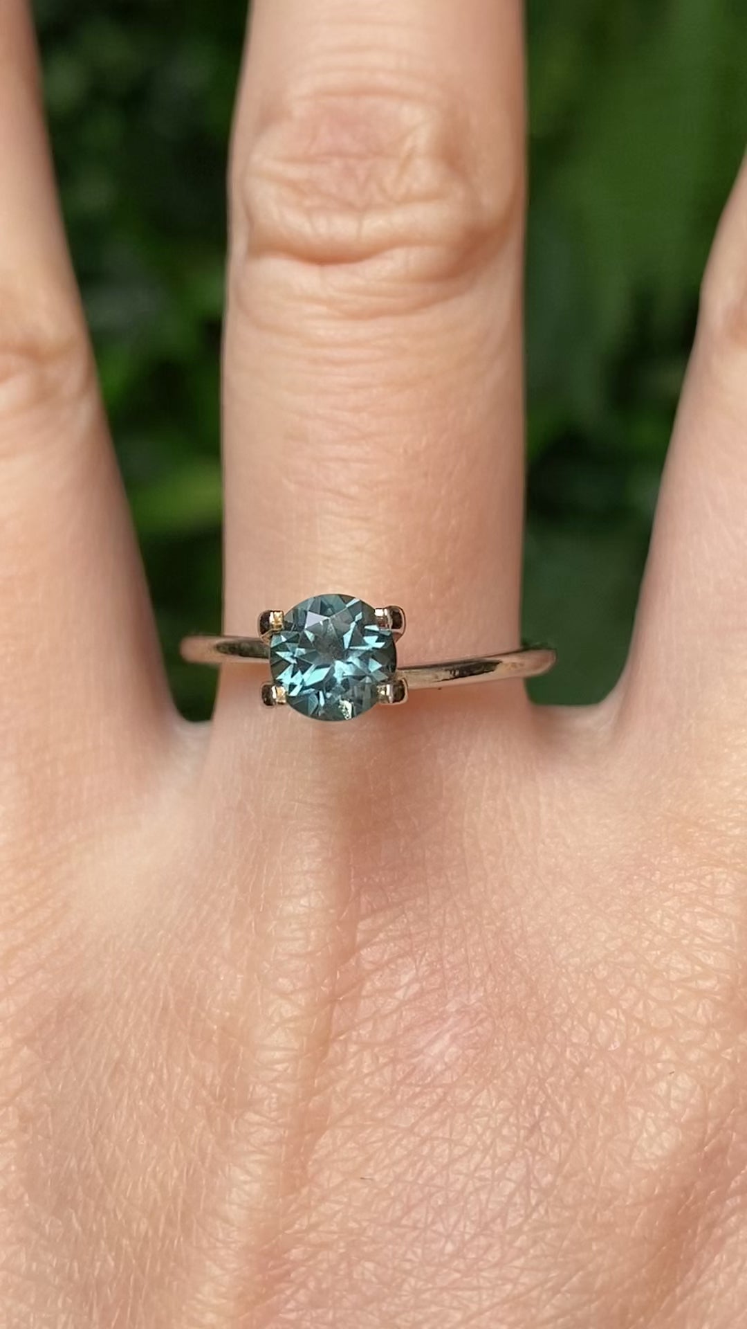 1.16ct Round Cut Peacock Green Montana Sapphire Sapphire SR452