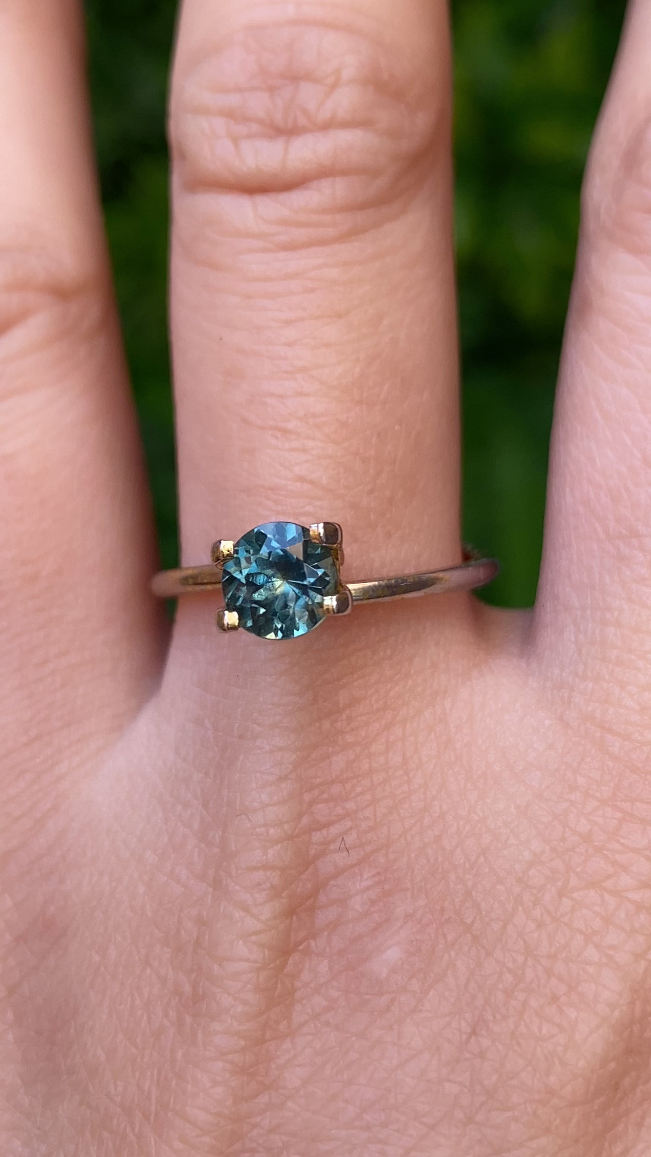 1.06ct Round Cut Green Montana Sapphire SR373