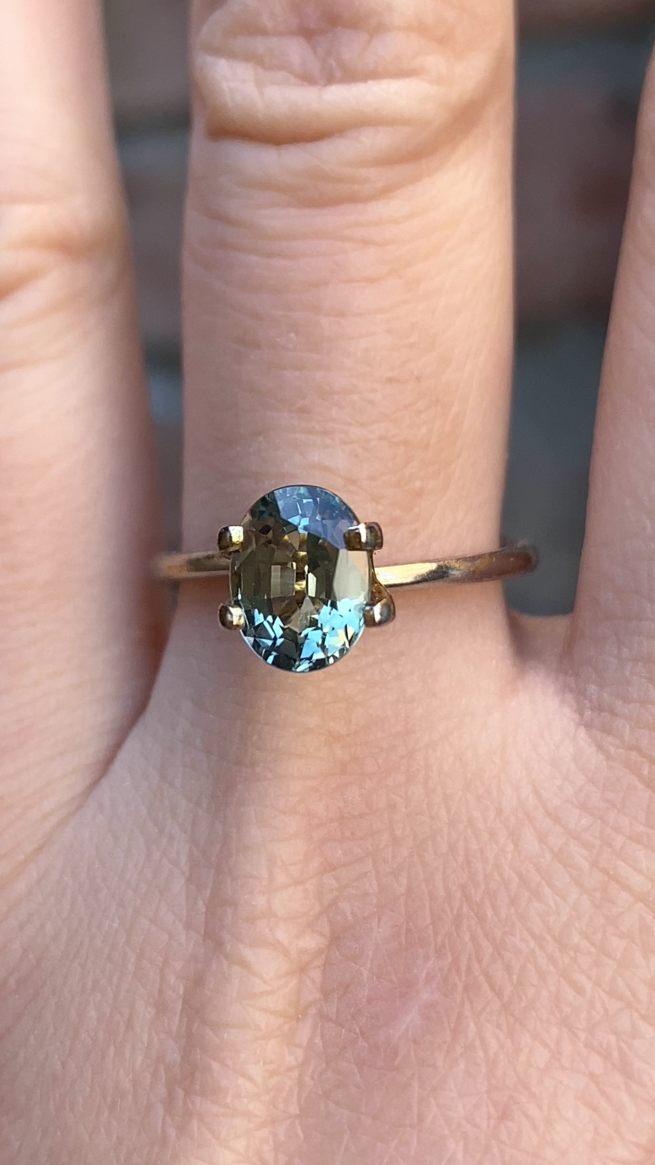 2.19ct オーバルカット ライトブルーグリーンサファイア マダガスカル産 SO463