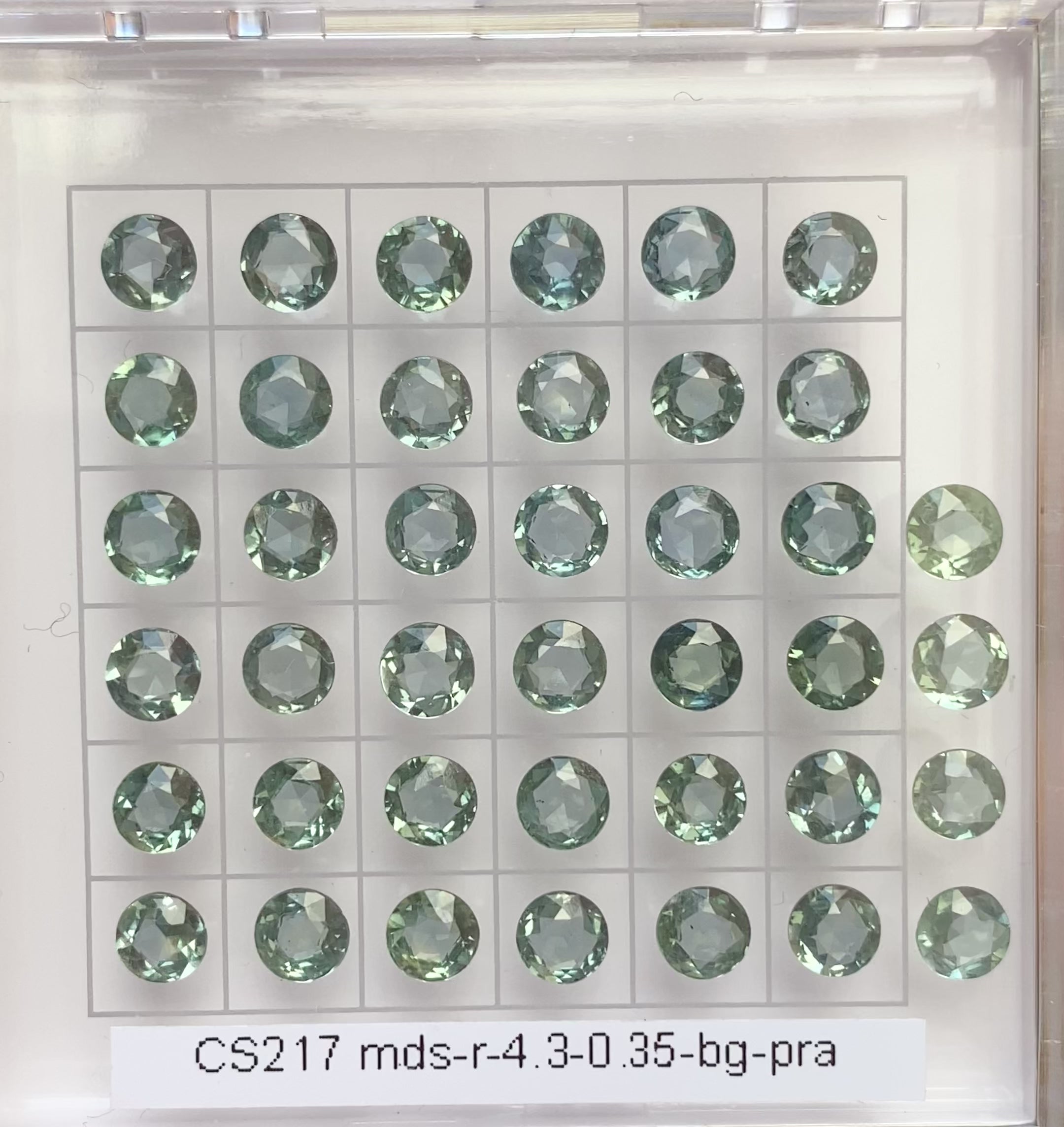 4.3mm 0.35ct グリーンサファイア マダガスカル産