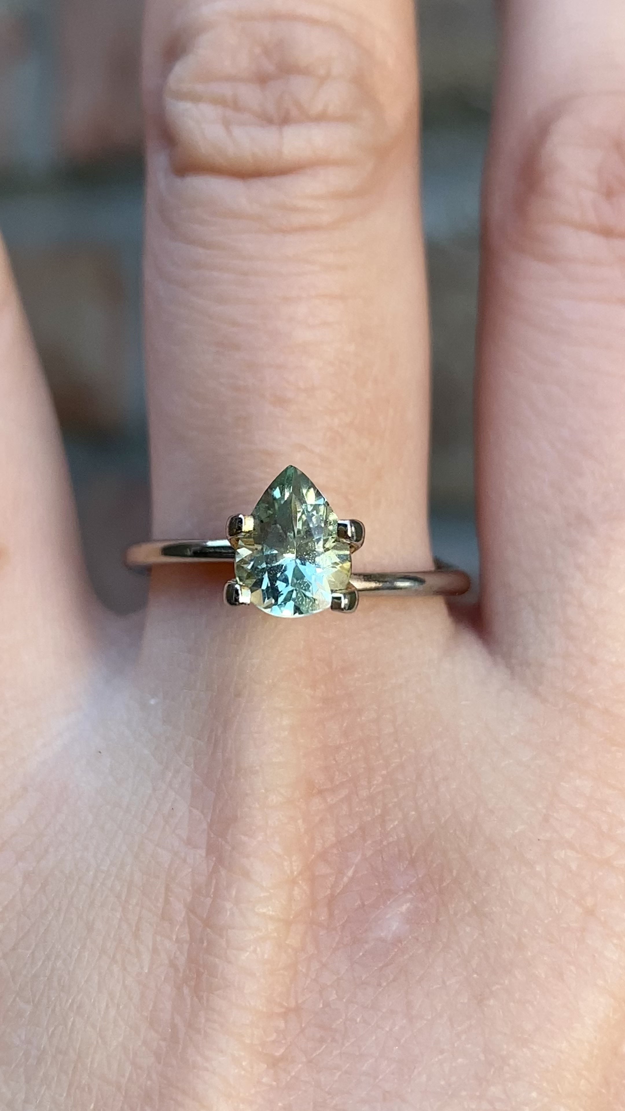 1.49ct ペアカット ライトグリーン サファイア モンタナ産 SF321