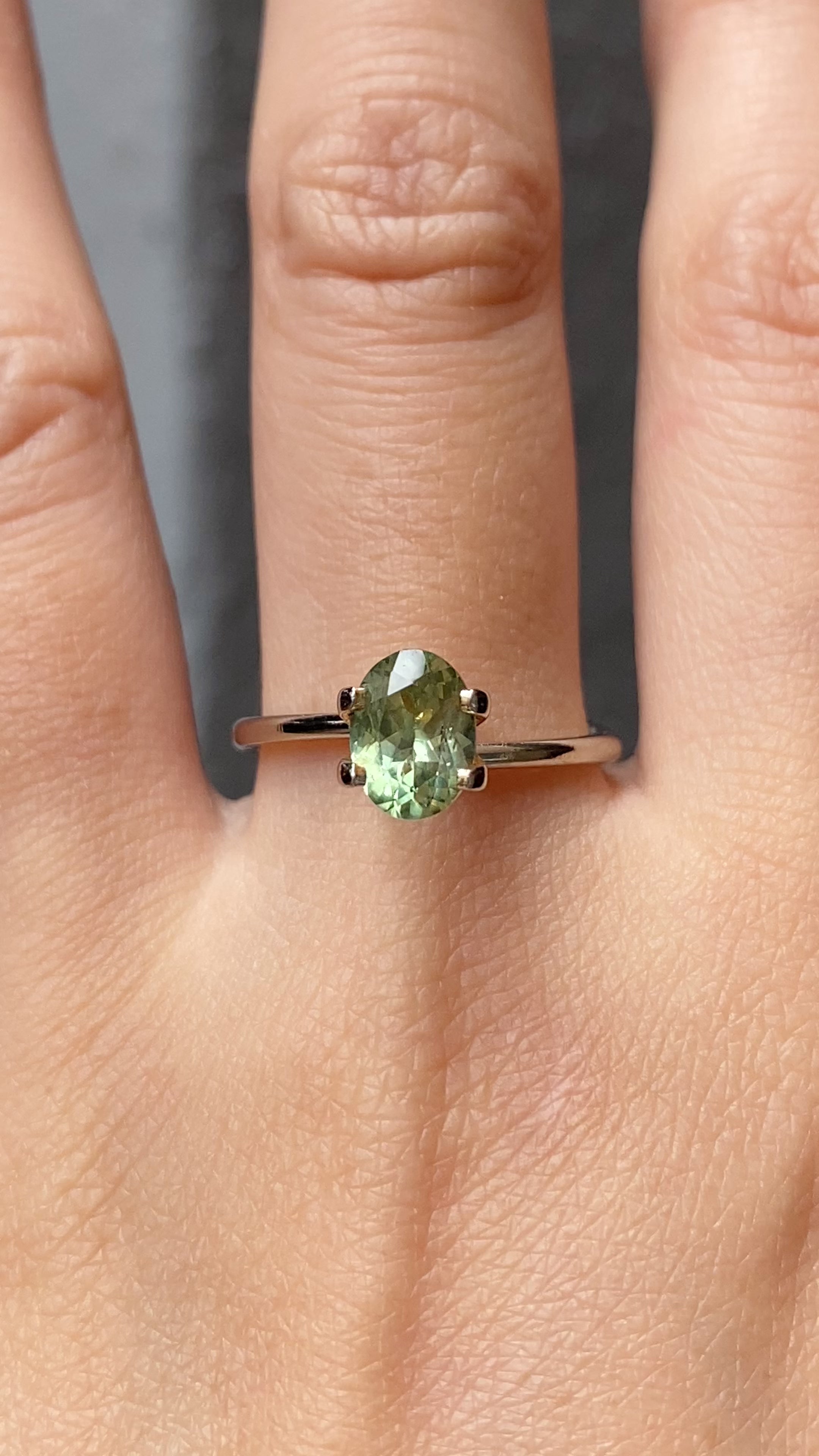 1.51ct オーバルカット グリーンサファイア モンタナ産 SO435