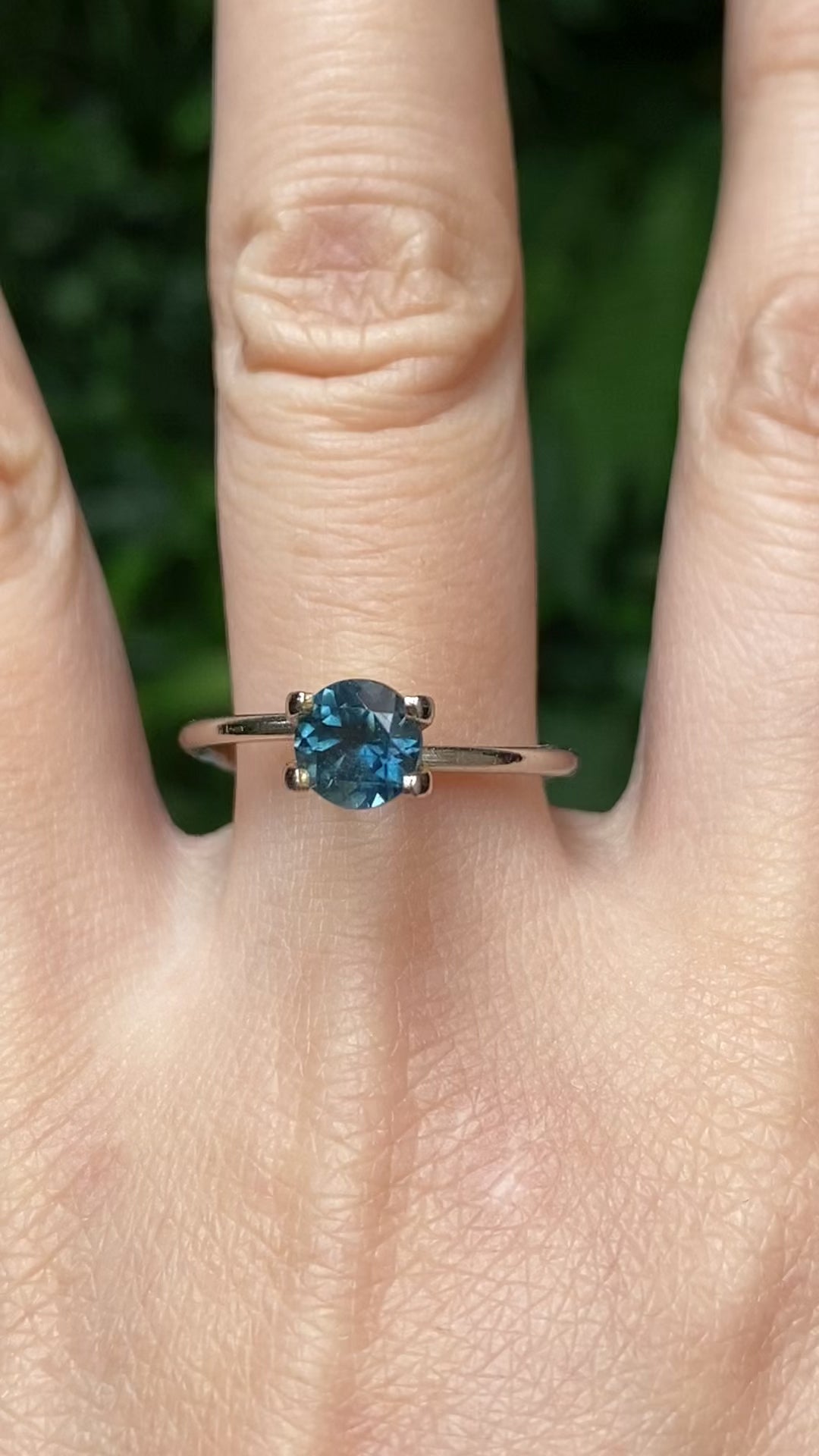 1.22ct Round Cut Peacock Green Montana Sapphire Sapphire SR455