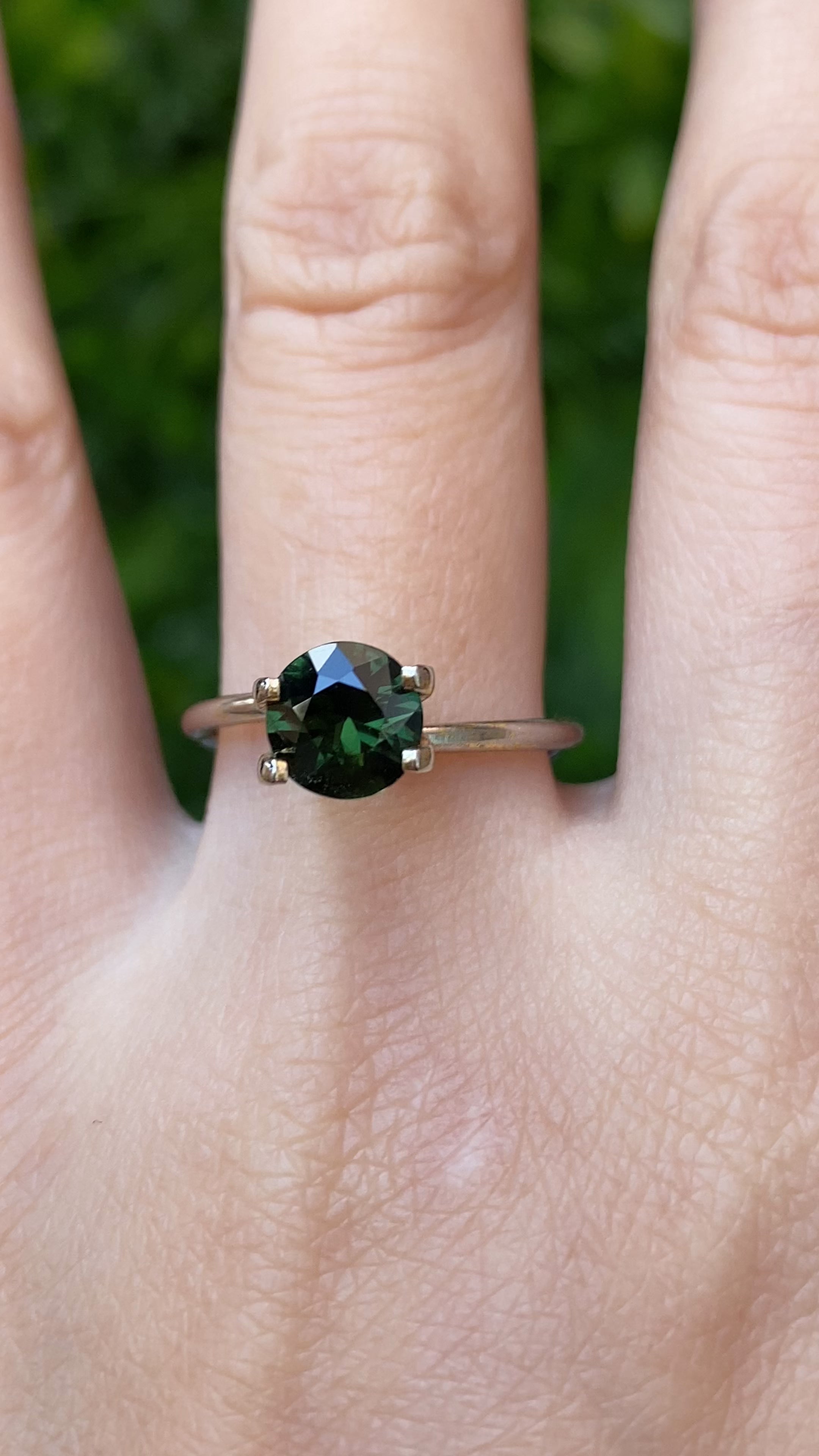 1.39ct Round Cut Green Sapphire SR401