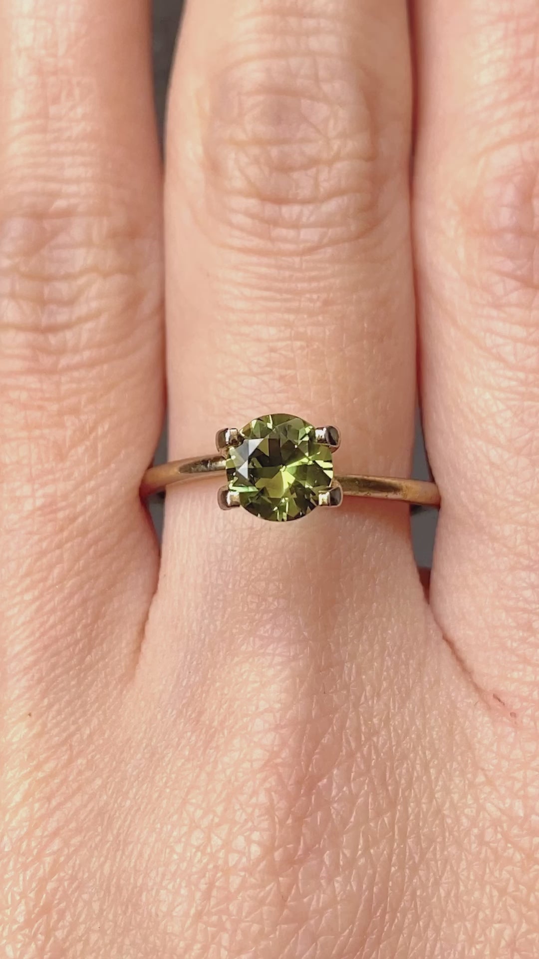 1.11ct Round Cut Green Yellow Queensland Sapphire SR235