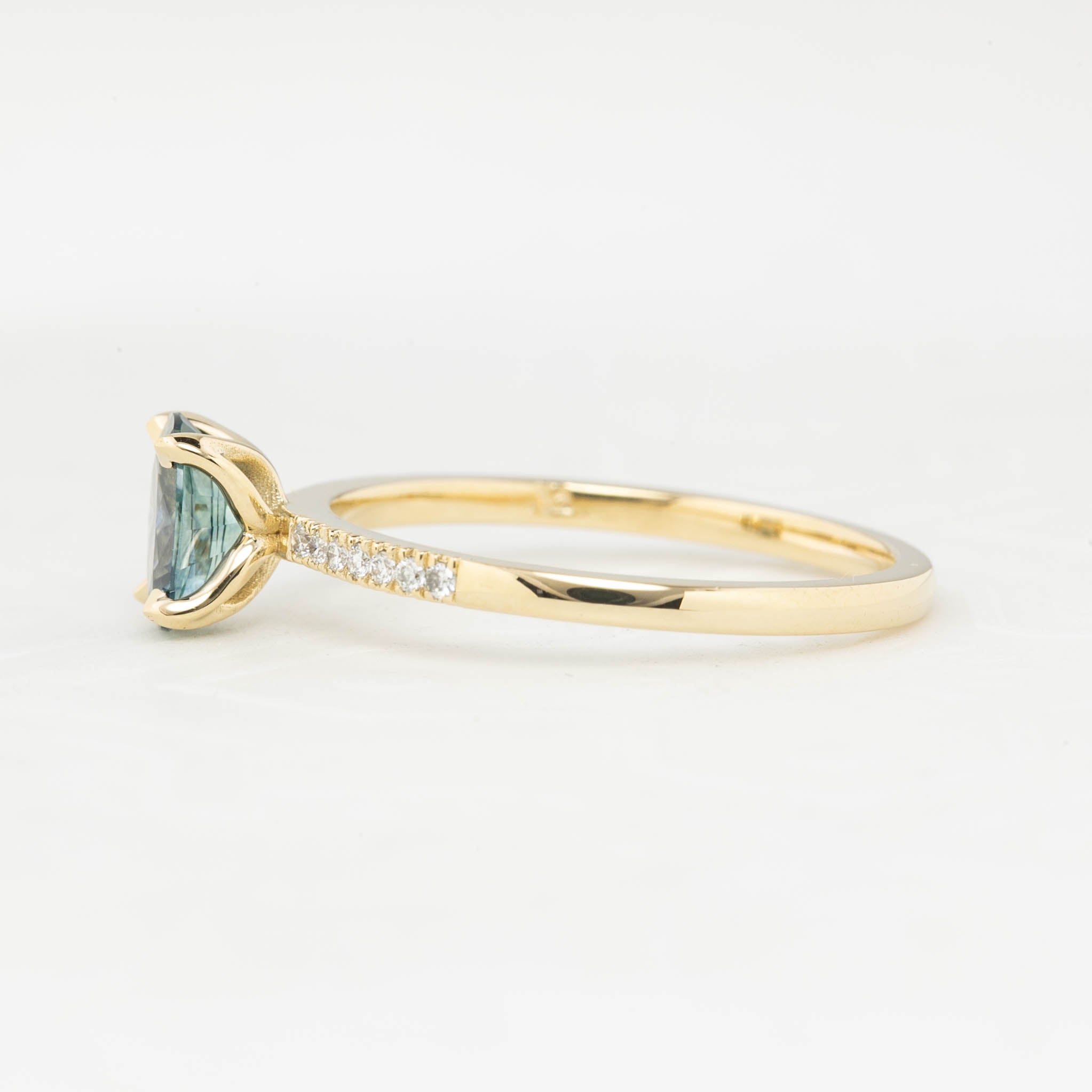 Maria Ring, 0.82ct Montana Sapphire, oval shape gemstone
