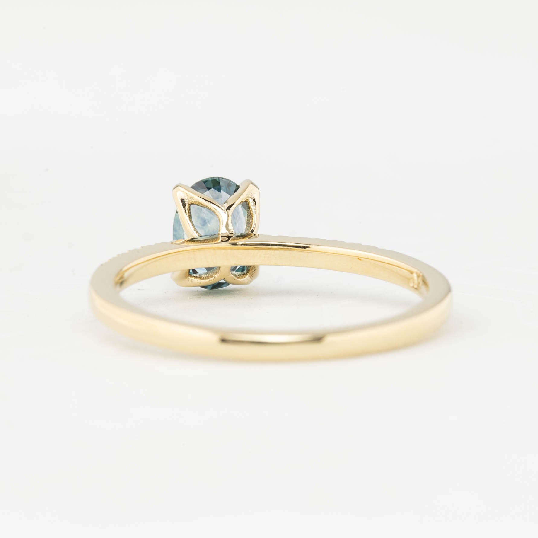 Maria Ring, 0.82ct Montana Sapphire, oval shape gemstone
