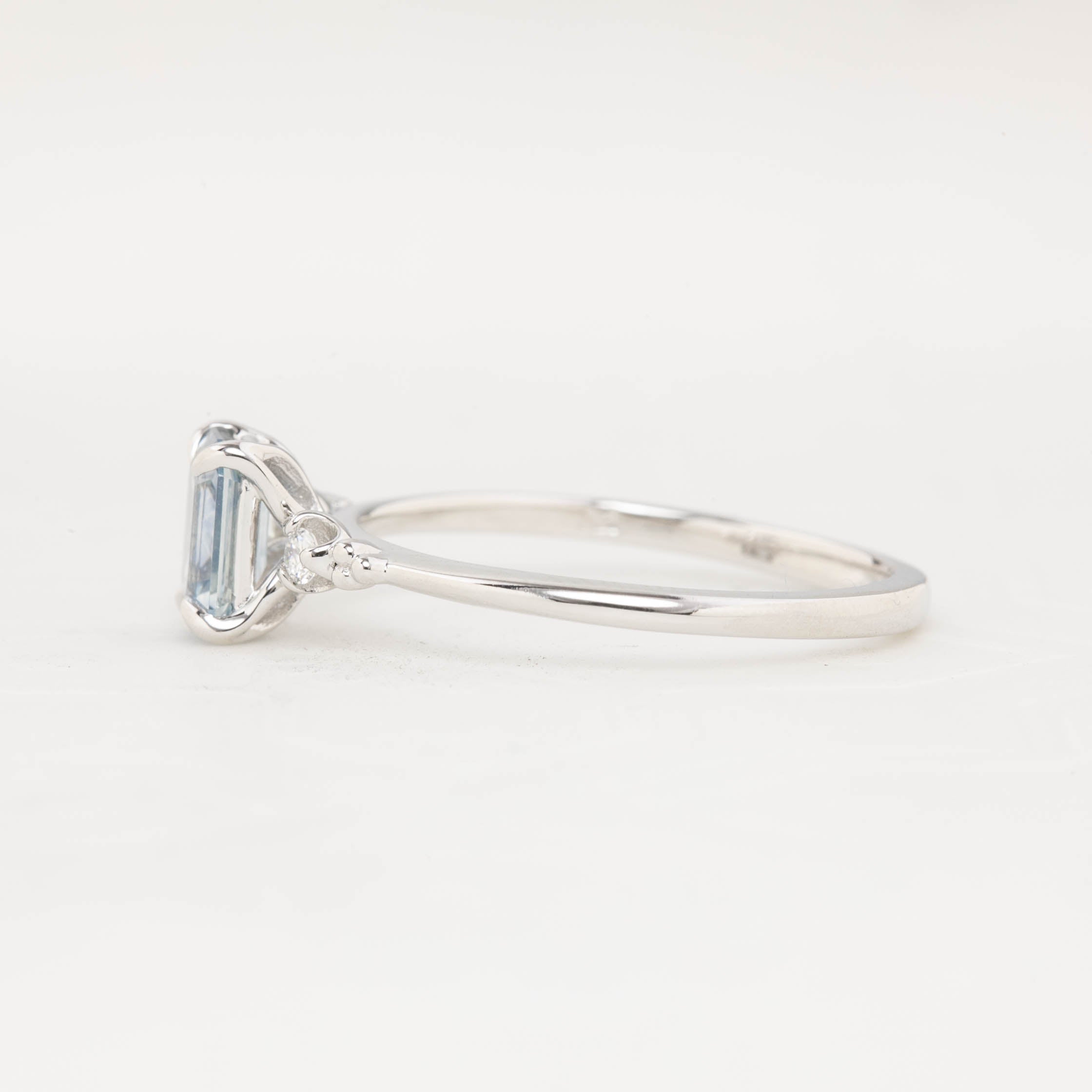 Estel Ring, 0.80ct Emerald Montana Sapphire